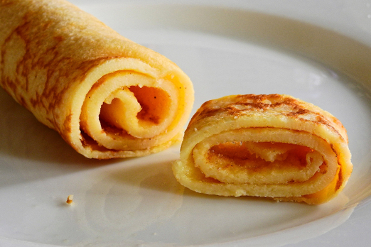 Palatschinken mit süßer Füllung und Topping als Dessert bei Pizzeria Da Piero