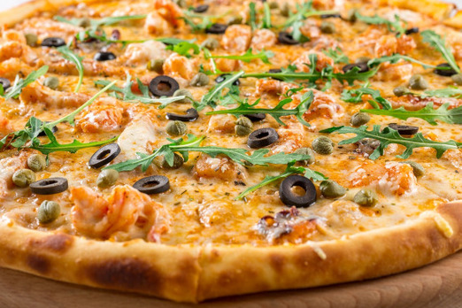 Frisch gebackene Pizza mit hochwertigen Zutaten und knusprigem Teig bei Da Piero in Graz