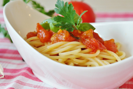Spaghetti mit Sauce und frischen Zutaten als Teil der Pastaauswahl bei Da Piero in Graz