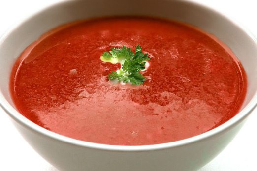 Frische Tomatensuppe heiß serviert mit Kräutern bei Da Piero in Graz
